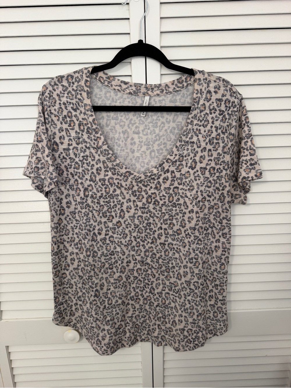 Z Supply Leopard V-Neck Tee in Taupe Size XL